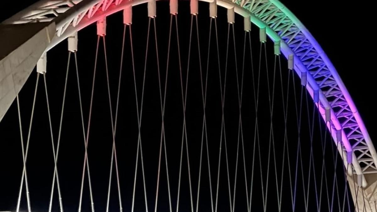 El arco del Puente Lusitania de Mérida iluminado con los colores de la bandera LGTBI.
