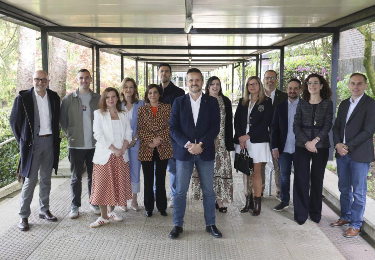 Porteiro y su equipo, en la Facultad de Filología y Traducción . | ALBA VILLAR