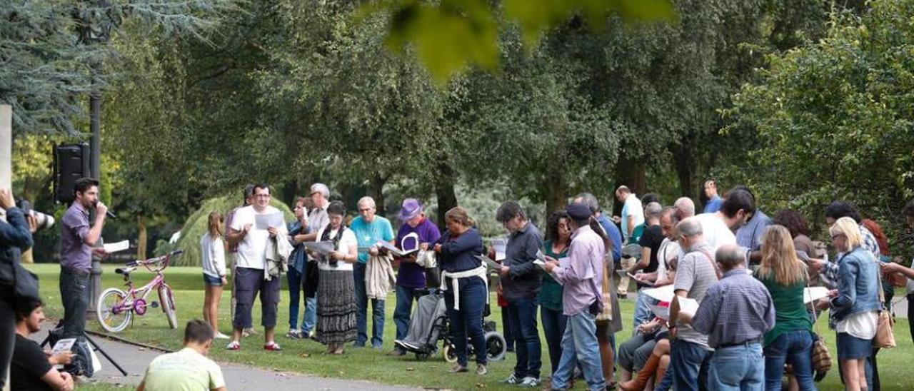 Participantes en la asamblea de Podemos, ayer, en el parque de Ferrera.