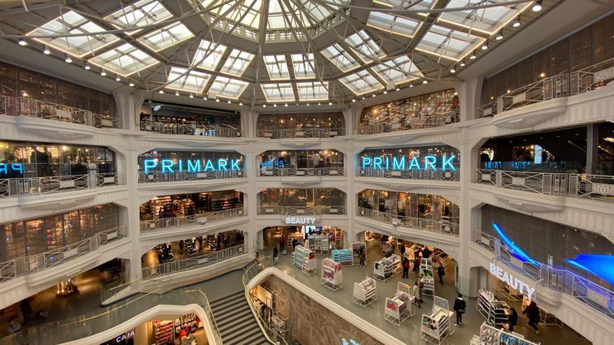 Archivo - Tienda de cinco plantas en Primark Gran Vía
