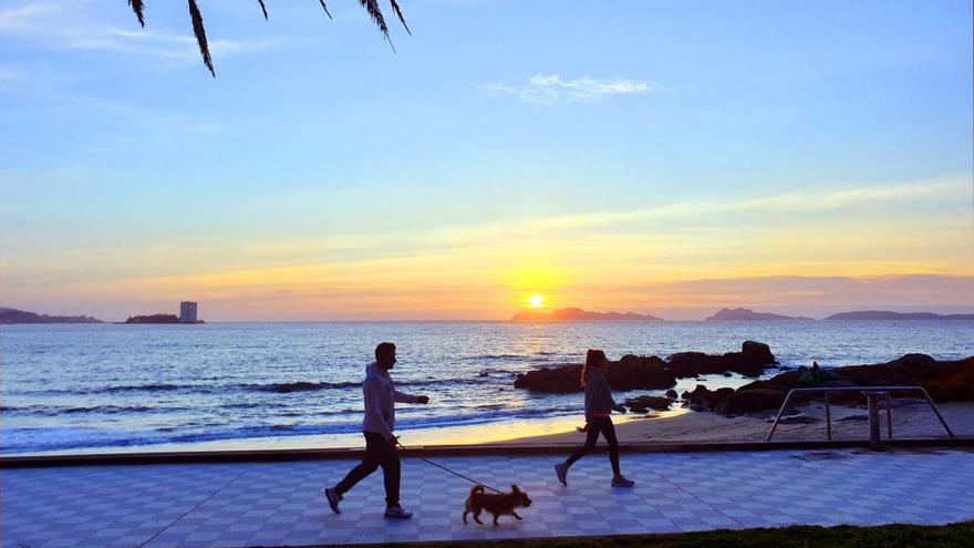 Puesta de sol ayer en Samil. // Marta G. Brea