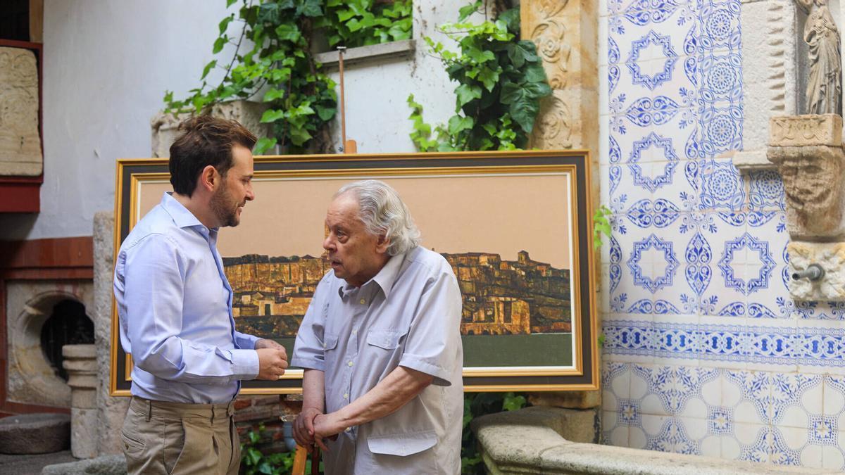 El diputado de Cultura, Víctor López, y el artista Antonio Pedrero.