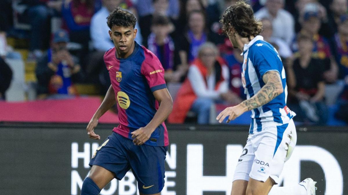 Lamine Yamal encara a Carlos Romero