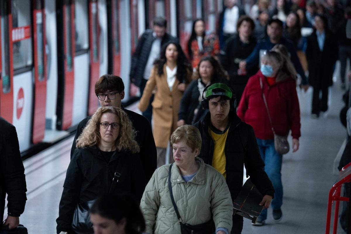 22/01/2025 Varias personas en el metro, a 22 de enero de 2025, en Barcelona, Catalunya (España). La plantilla de Securitas Seguridad España ha convocado una huelga indefinida a partir del domingo 26 de enero después de que un vigilante del Metro de Barcelona perdiese su ojo izquierdo tras la agresión de un joven de 19 años la noche del sábado 18 de enero. El sindicato ha pedido más dotación, formación, prevención y descansos para los trabajadores, y ha asegurado que la agresión "se hubiera podido evitar con una correcta dotación de personal, equipos adecuados y un adecuado dimensionamiento del servicio". ECONOMIA David Zorrakino - Europa Press