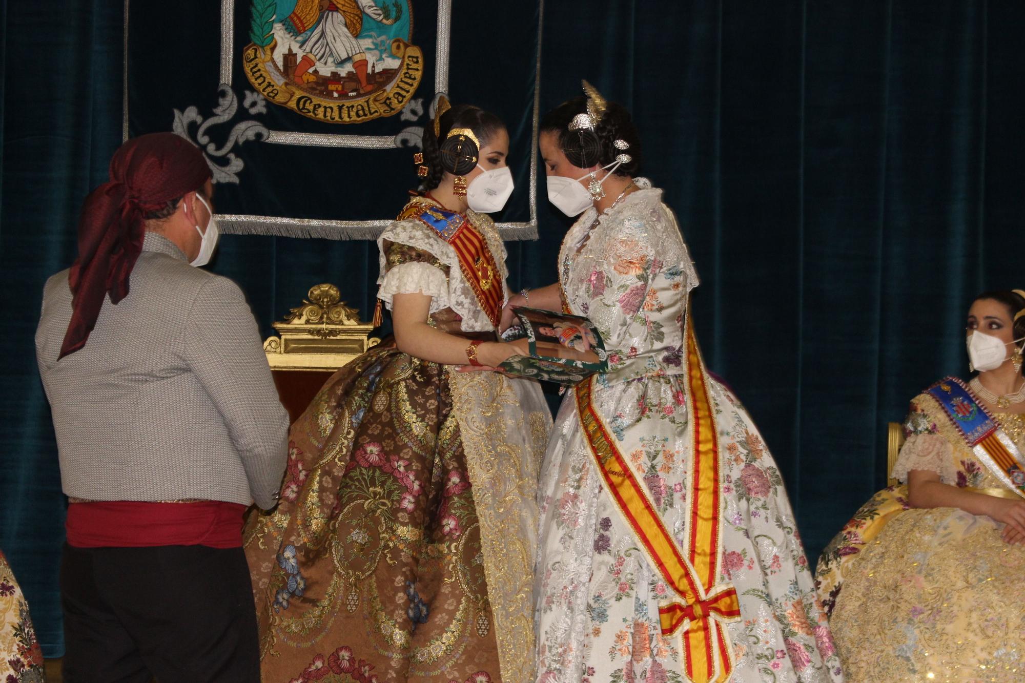 La emotiva imposición de brillants e intercambio de fotos en Olivereta, el hogar de Carmen Martín