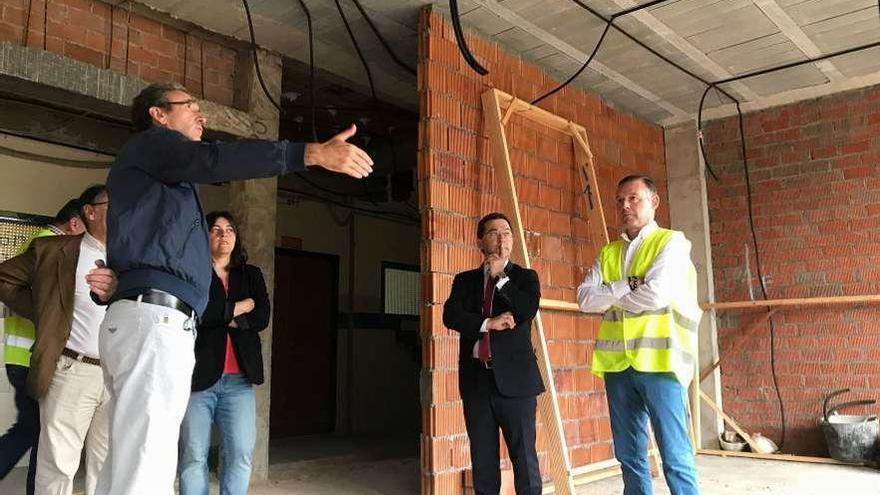 El consejero de Educación, Genaro Alonso, ayer, durante su visita a las obras de ampliación del IES Roces.