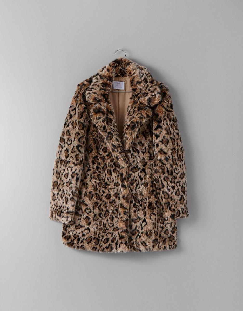 Abrigo con estampado de leopardo, de Bershka. Precio: 59.99 euros