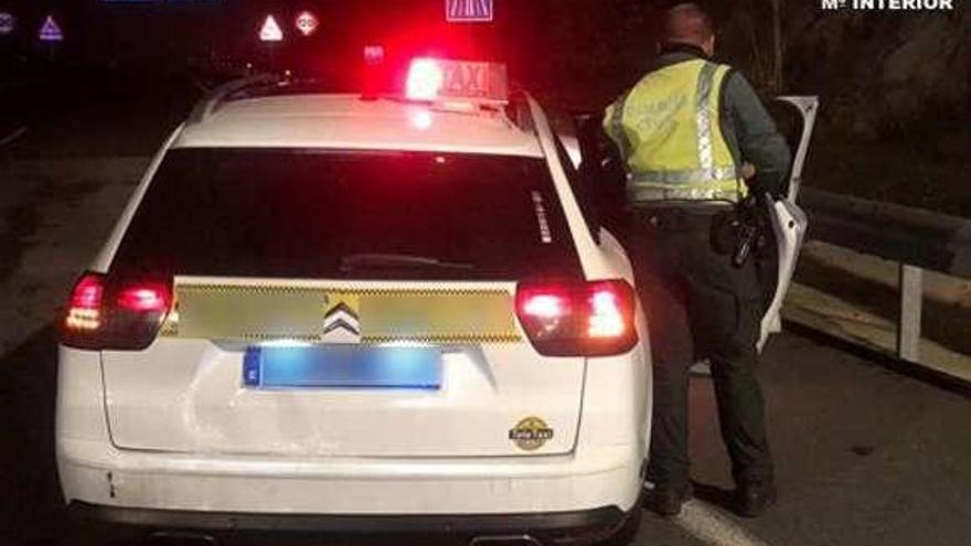 El taxi interceptado por la Guardia Civil en el control. // G. Civil