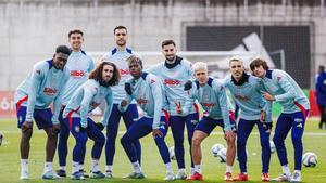 Los jugadores de la selección posan después del entrenamiento en Las Rozas.