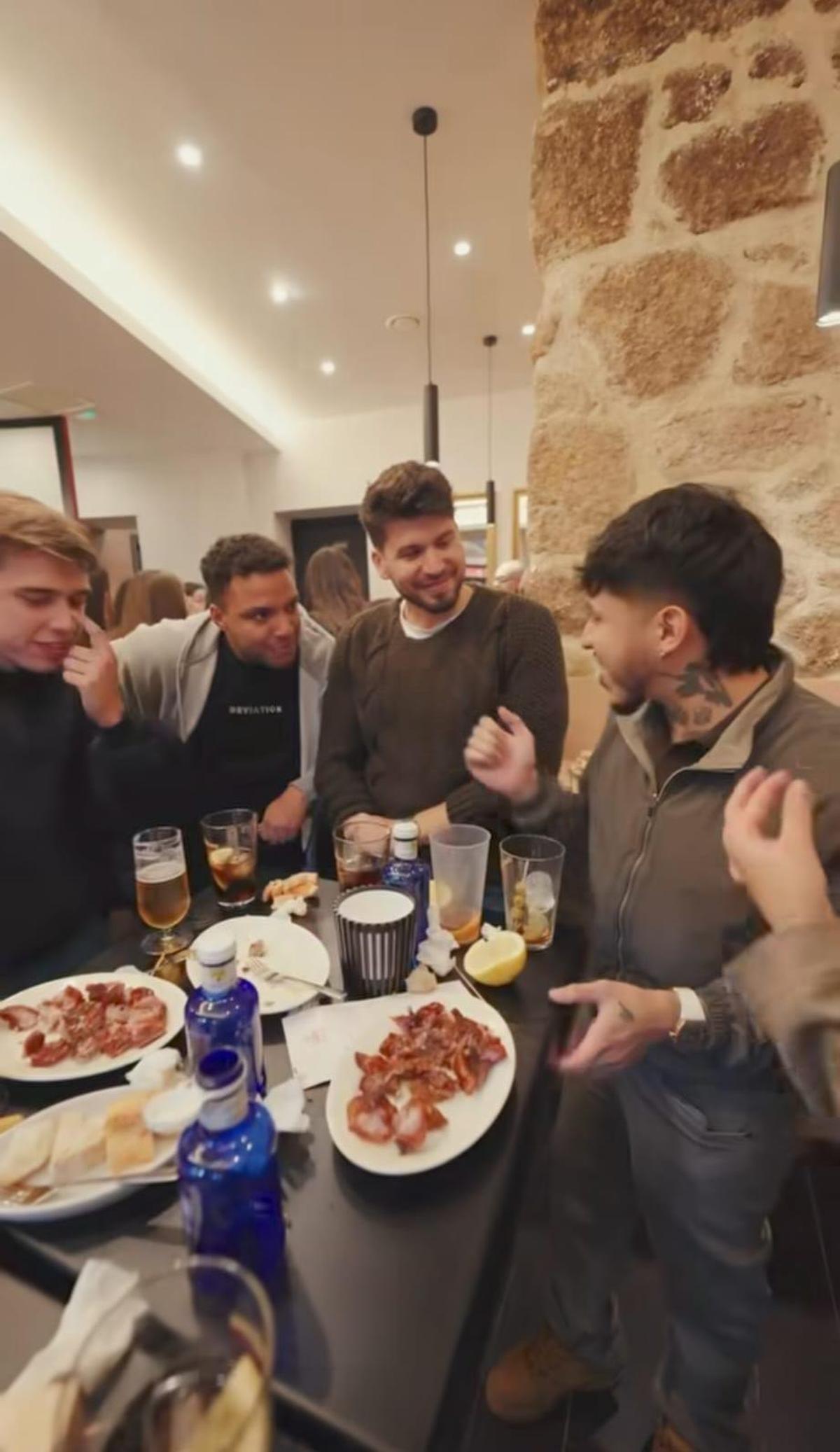 Westcol junto a su representante Carlos y los creadores de contenido Juan Beato y Erra Aslani