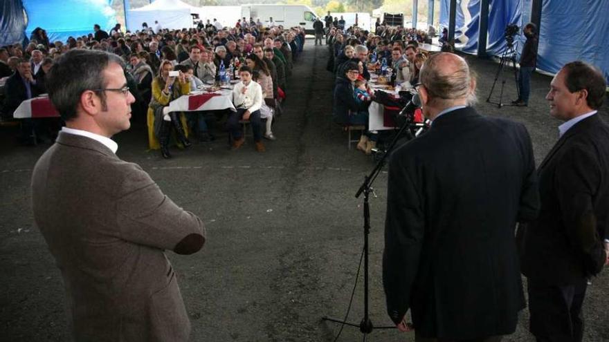 El médico Alfonso Varela, durante su pregón en la romería de San Marcos, en Lamela. // Bernabé/Luismy