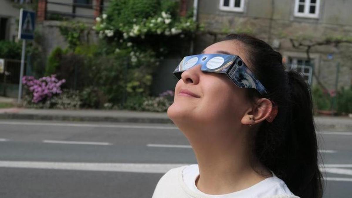 Imagen de una chica con gafas para el eclipse