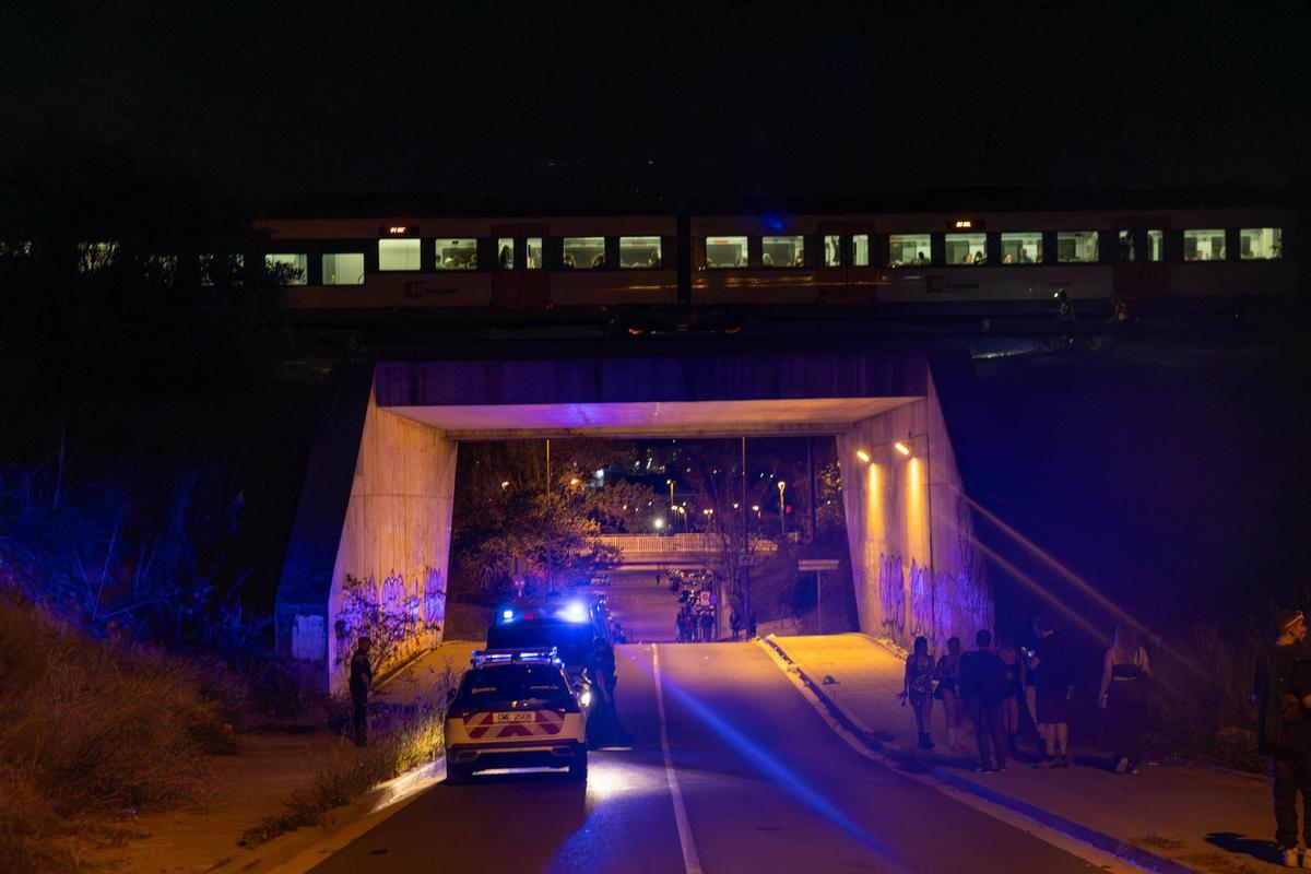 El tren que arrolló a los jóvenes, detenido sobre la calle del Camí Fondo de Can Guitet, que llevaba al festival DURO