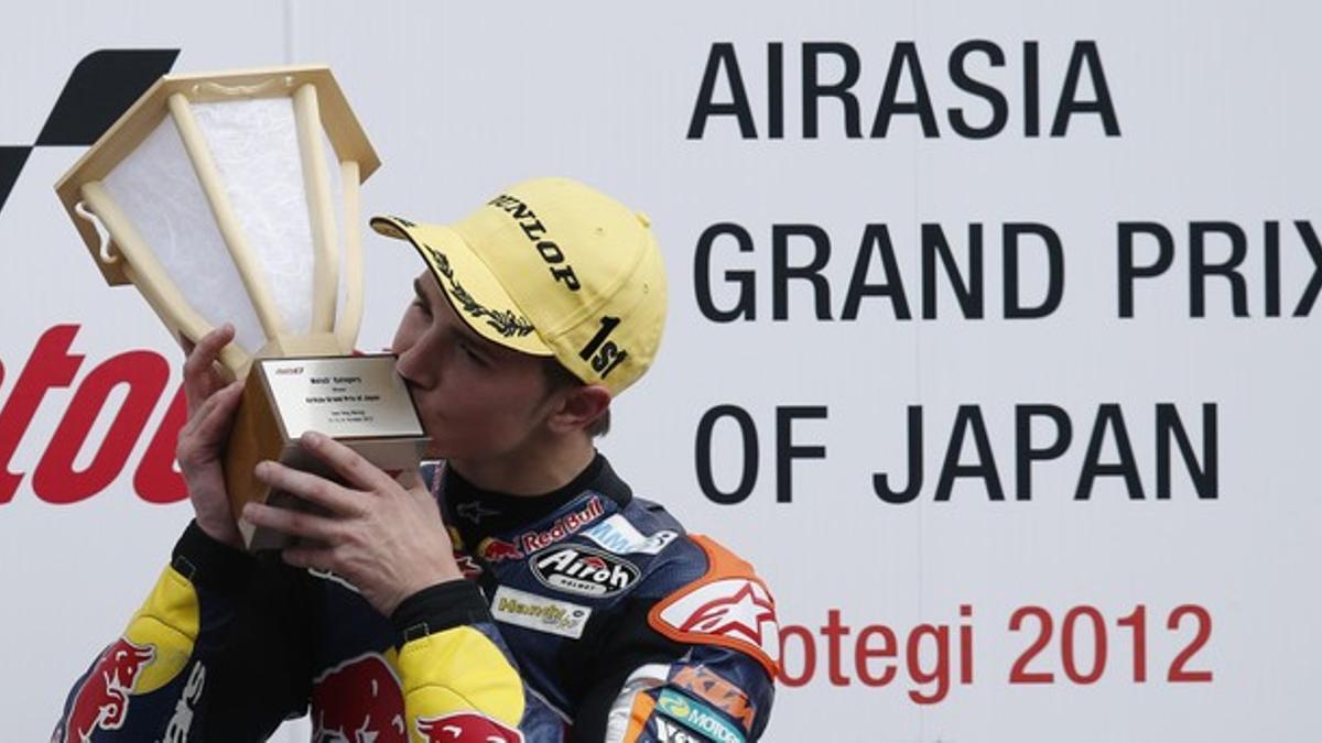 Danny Kent besa su trofeo tras vencer en el GP de Japón.