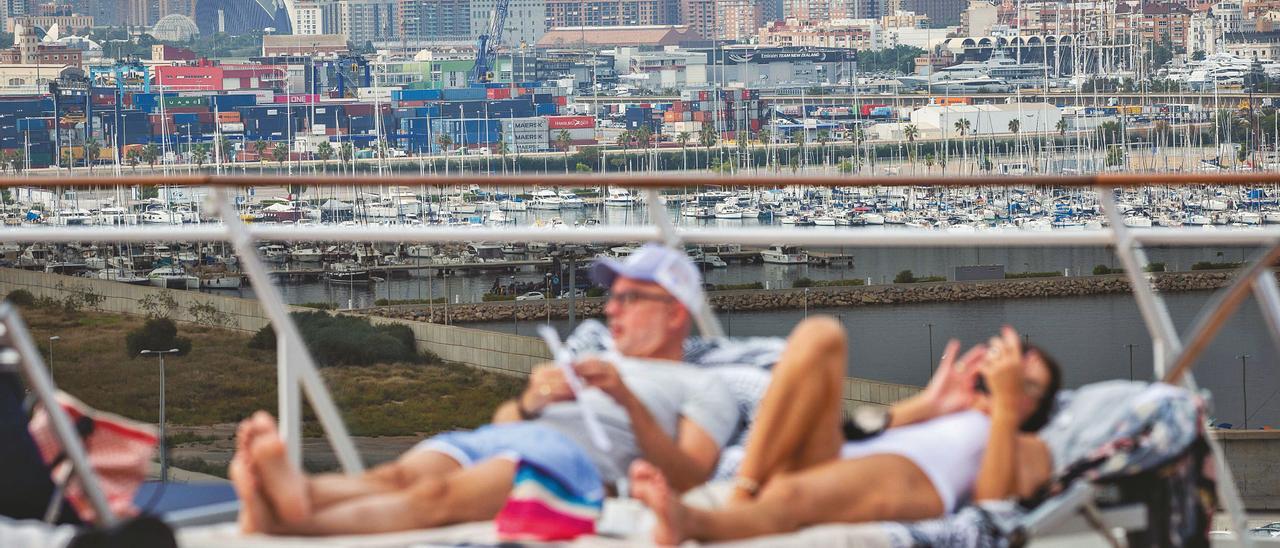 Una pareja se relaja en la cubierta de un crucero atracado en el Puerto de València. | J. L. BORT