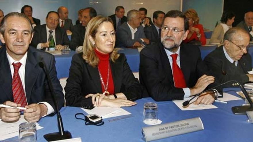 Ana Pastor, sentada ayer junto a Mariano Rajoy y Manuel Fraga, en la Junta Directiva del PP.
