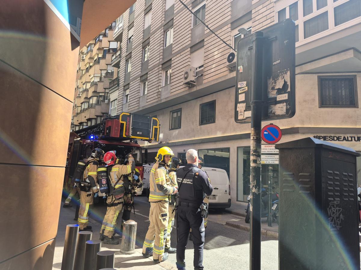 Bomberos y Policía, en la calle Madre de Dios, en Murcia, el lugar de la falsa alarma.