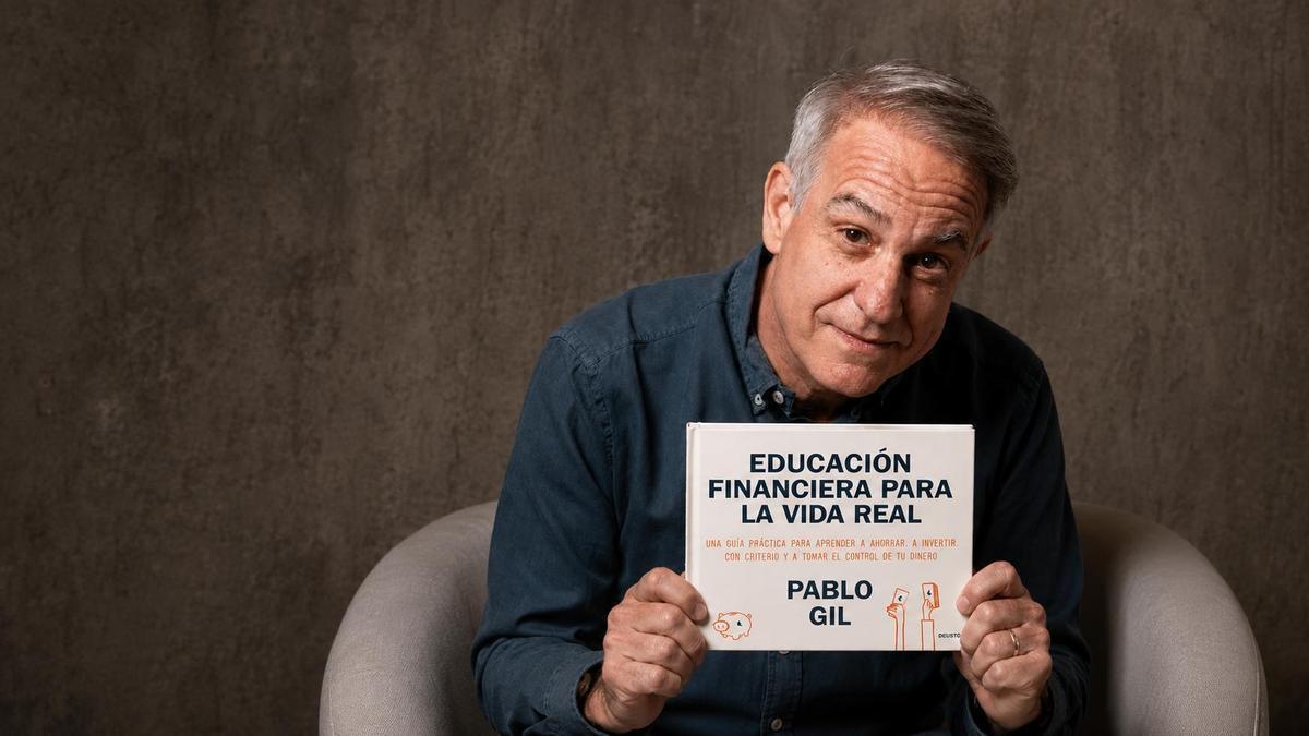 Pablo Gil con su libro.