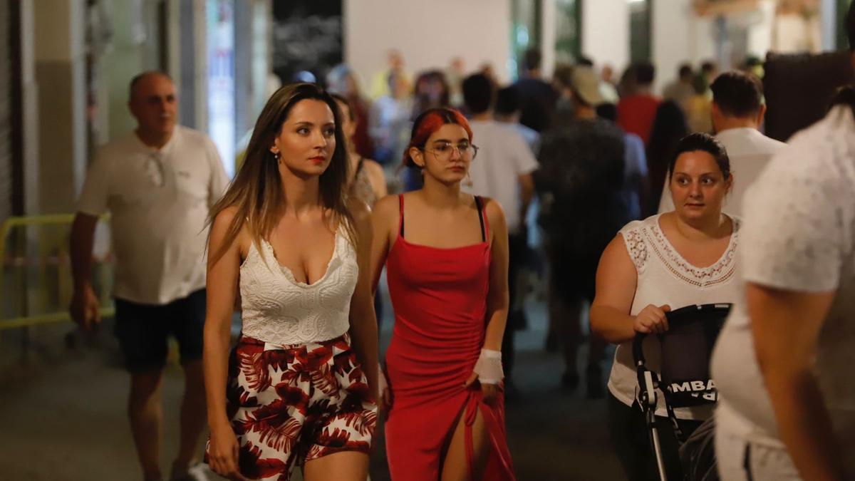 Varias personas se dirigen a uno de los conciertos de la Noche Blanca del Flamenco de Córdoba.