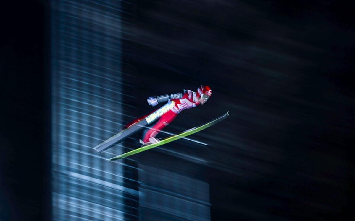 Instantánea captada por el fotógrafo de la agencia European Pressphoto Agency (EPA) Sergei Ilnitsky, que ha ganado el segundo premio en la categoría de Historias deportivas. La imagen muestra al saltador de esquí Markus Eisenbichler durante la Copa del Mundo de Saltos de Esquí celebrada en Nizhny Tagil (Rusia), el 13 de diciembre de 2014.