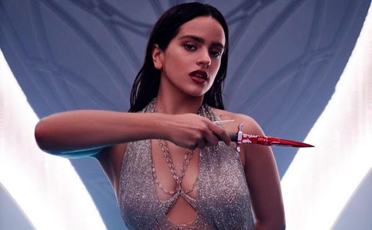 Rosalía con puñal y vestido joya en el vídeo de 'La fama'