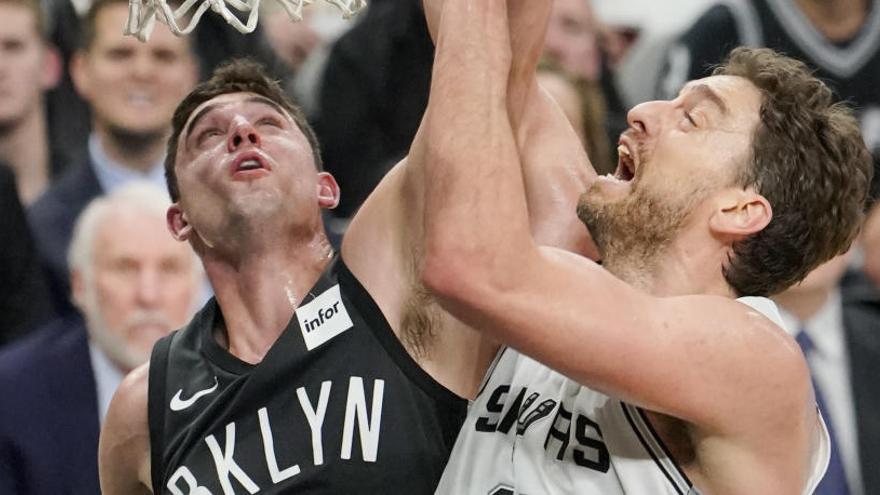 Pau Gasol, en una acción en el partido Spurs-Nets.