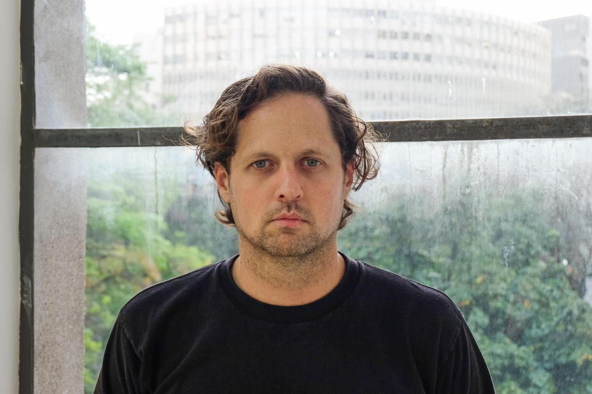 Vincent Bevins en su oficina en São Paulo en 2023.