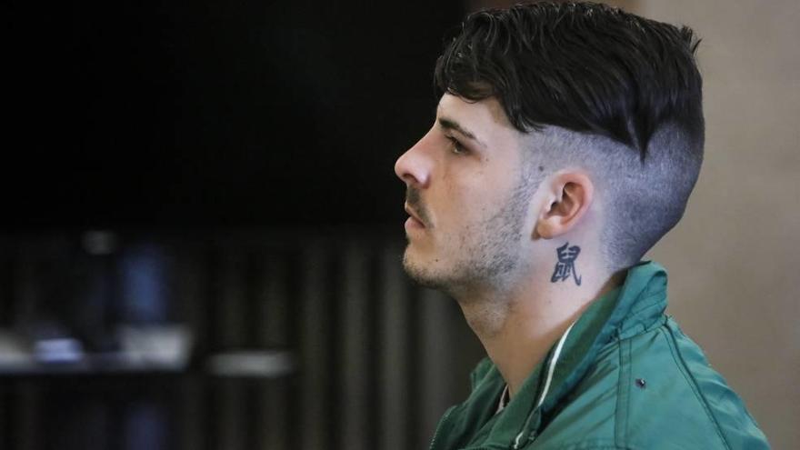 Manuel O.D., el joven de 23 años acusado de asesinar a hachazos a un amigo en Santa Eulàlia, ayer en la primera sesión del juicio.