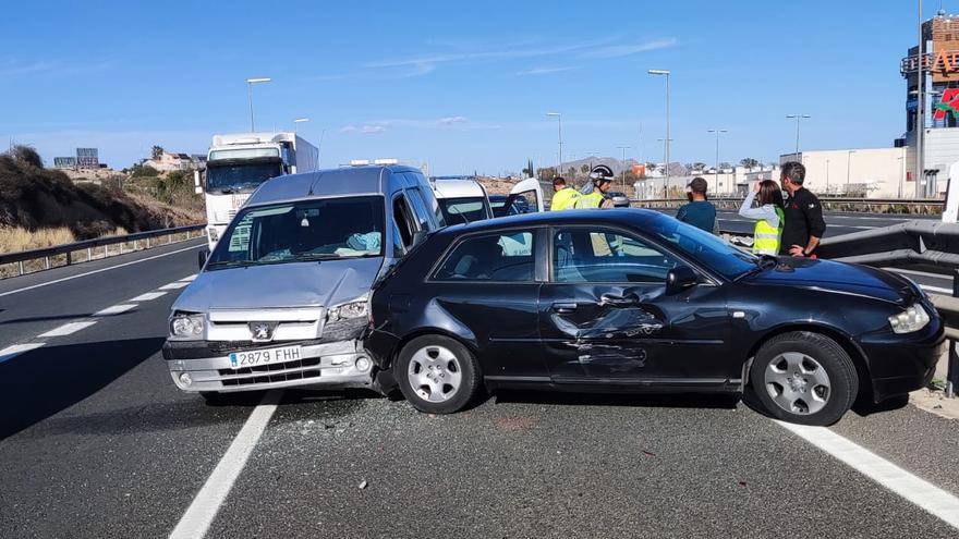 Aparatoso accidente en la A-7 en Murcia al chocar cuatro vehículos