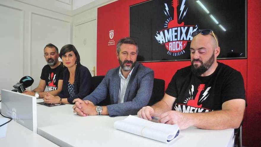 Los organizadores de Ameixa Rock, con la concejala de Cultura y el alcalde. // Iñaki Abella