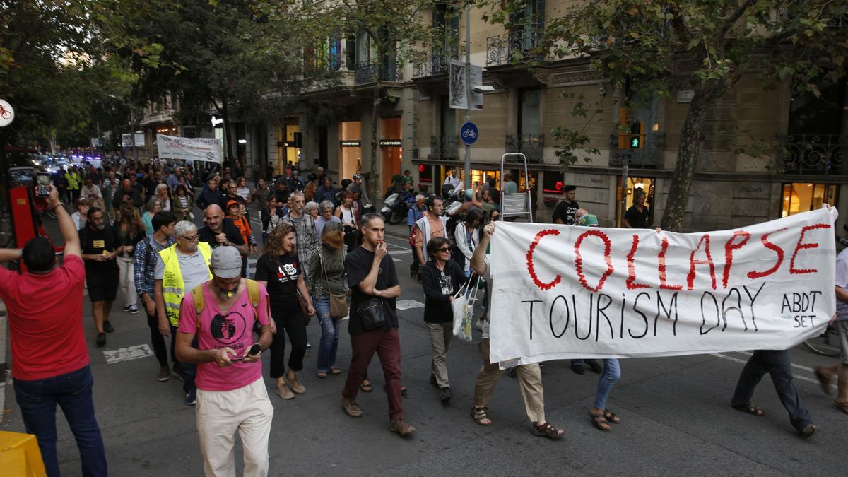 BARCELONA 27/09/2022 L'Assemblea de Barris pel Decreixement Turístic (ABDT) ha convocat una mobilització dimarts a les 19:00h enfront de la Pedrera: https://twitter.com/AssBarrisDT/status/1571777018794049537. És possible que aturin algun bus turístic o tallin algun carril o facin alguna altra acció reivindicativa.                 FOTO: ALVARO MONGE