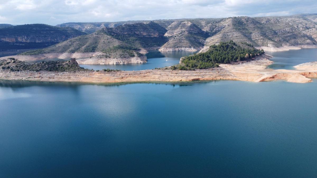 Embalse de Tous. Detalle y castillo.