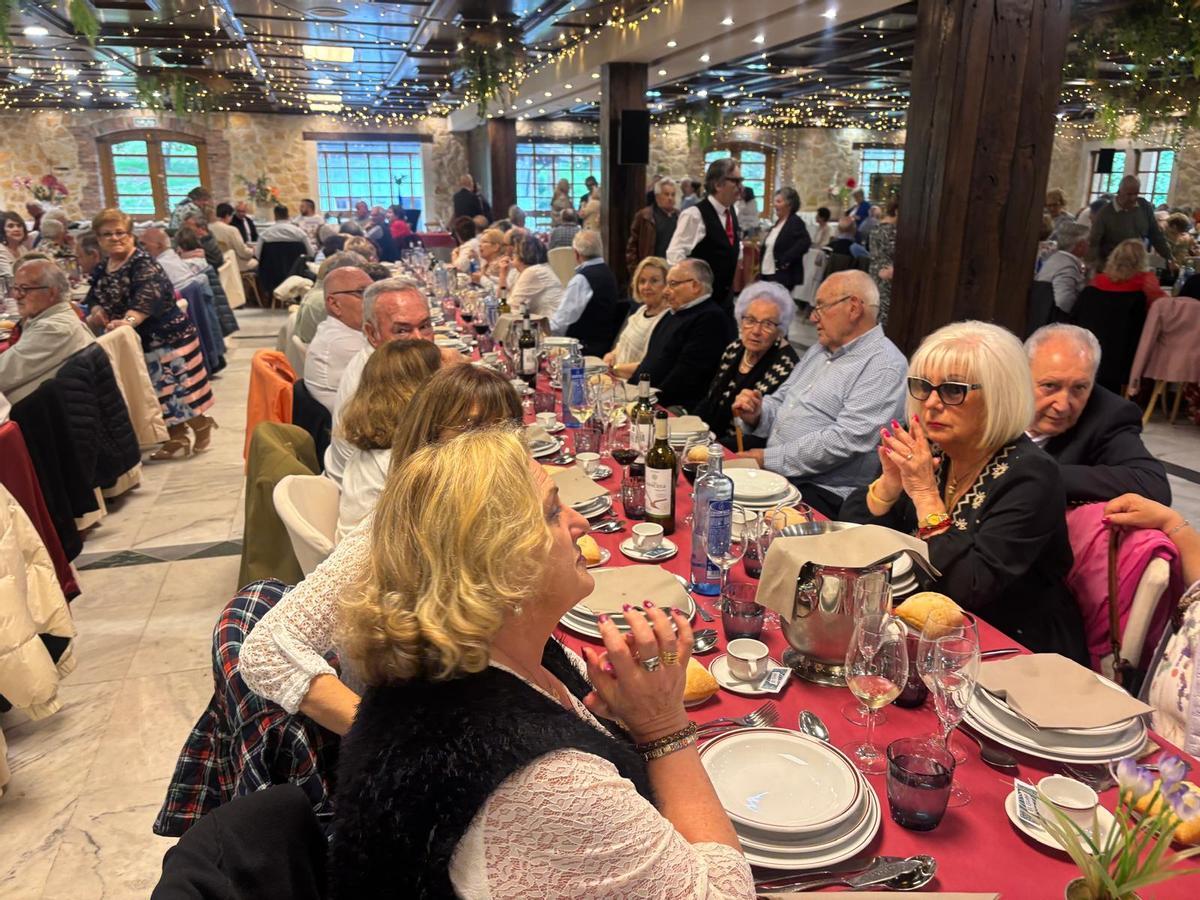 La fiesta de los pensionistas de Lugones para homenajear a su "jubilado mayor" La fiesta de los pensionistas de Lugones para homenajear a su "jubilado mayor"