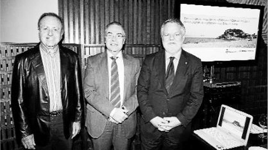 Joan Giraut (vicepresident del Patronat), amb Jaume Torramadé (president) i Ramon Ramos (director).
