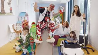 Los payasos arrancan las sonrisas de los niños del Cunqueiro por Navidad