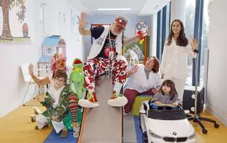 Los payasos de la asociación GaliClown arrancan las sonrisas de los niños del Cunqueiro