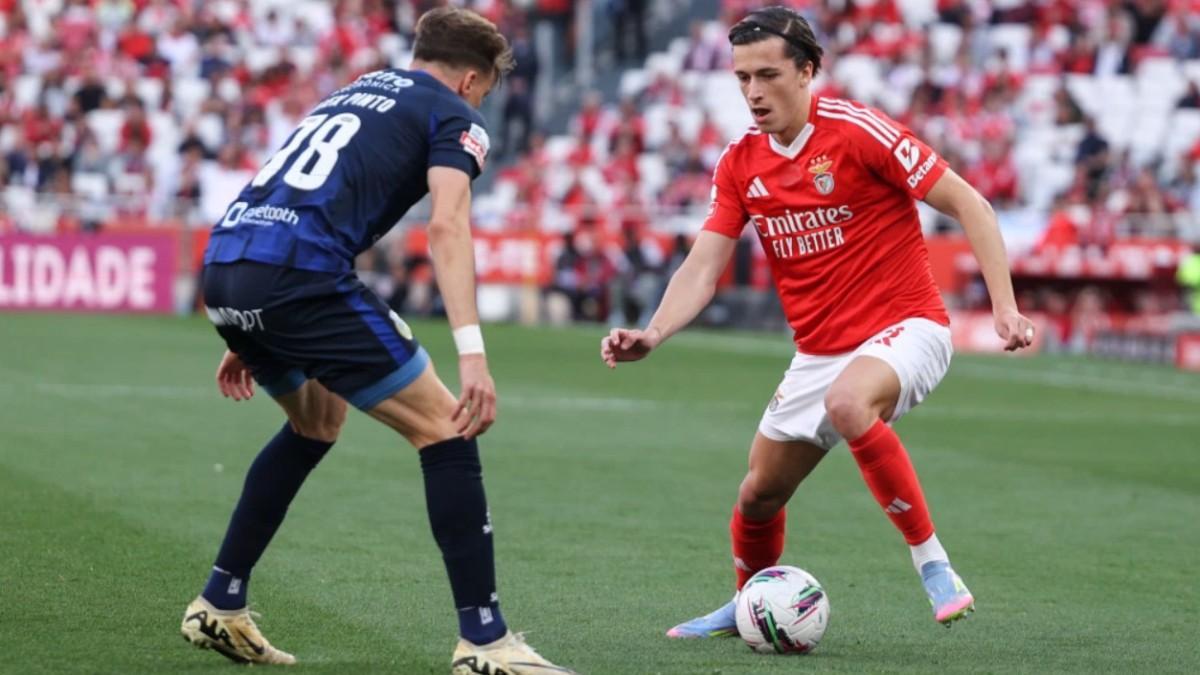 Álvaro Carreras ya pisa el césped con la camiseta del Real Madrid