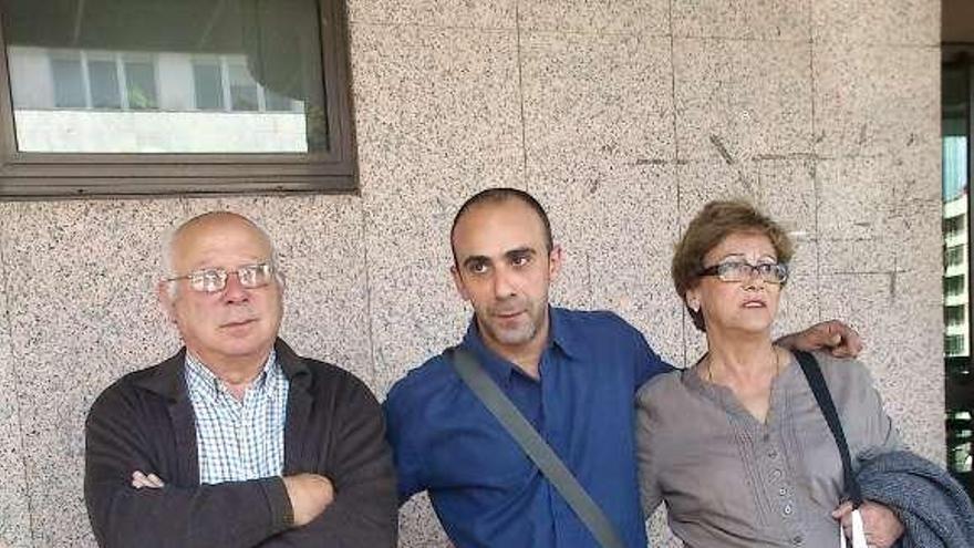 Jacobo Rodríguez, centro, y sus padres, en los juzgados de Vigo.