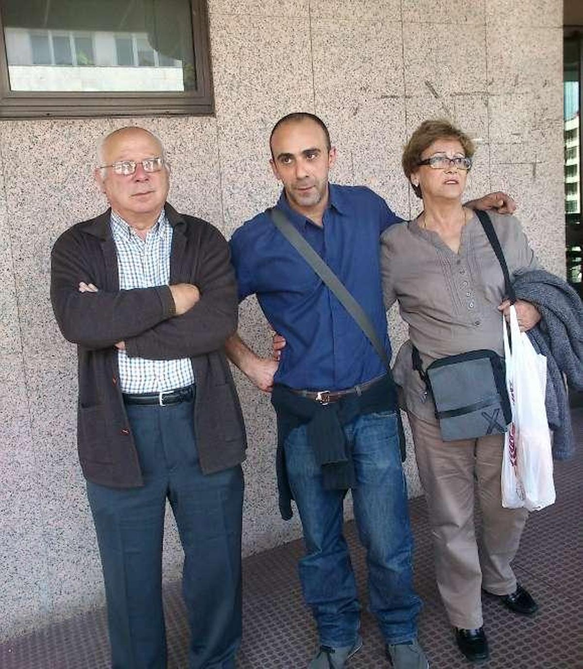 Jacobo Rodríguez, centro, y sus padres, en los juzgados de Vigo.
