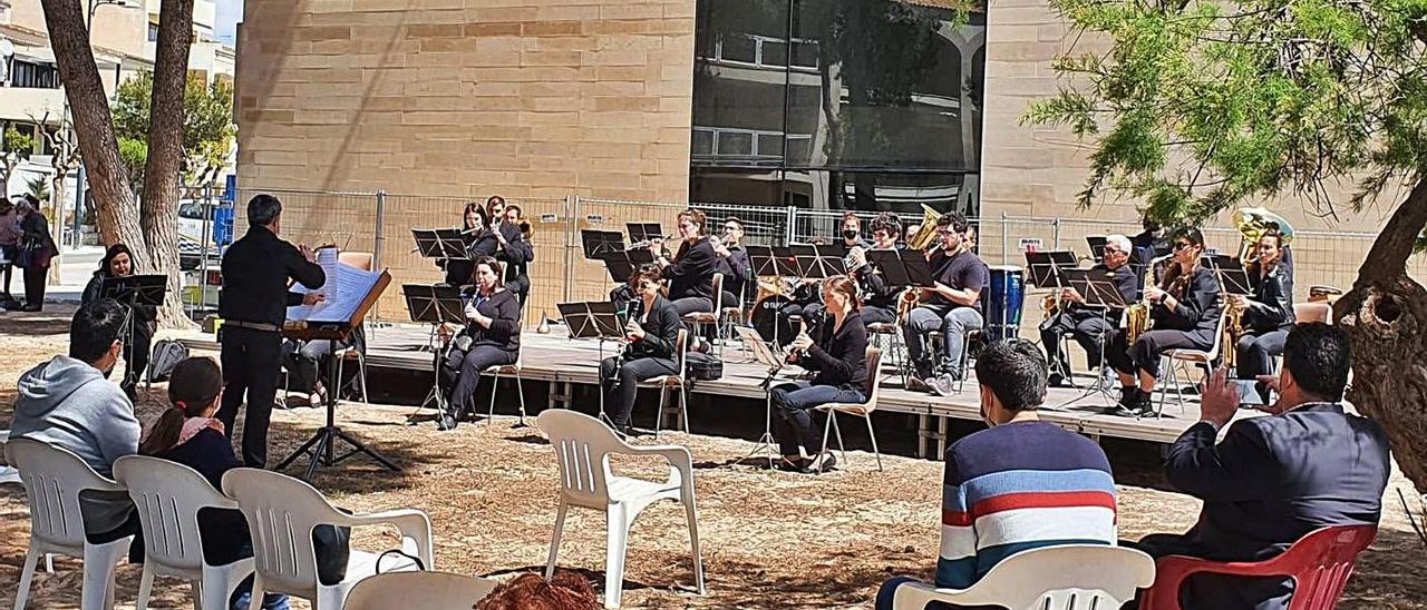 La Banda de Música de ses Salines, en el concierto de Sant Jordi en la Colònia.