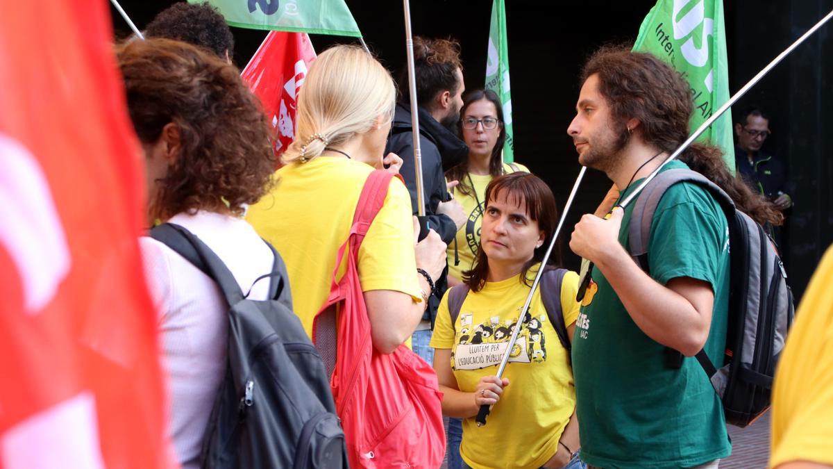 Diverses persones participen de la concentració sindical a les portes del Departament d&#039;Educació.