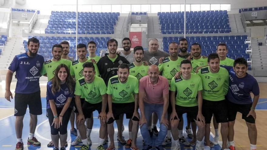 Juanito posa con la plantilla y el resto del cuerpo técnico por última vez en su despedida sobre la pista del Palau de Son Moix.