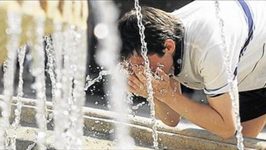 Una débil tormenta alivia el calor pero el termómetro roza los 38º