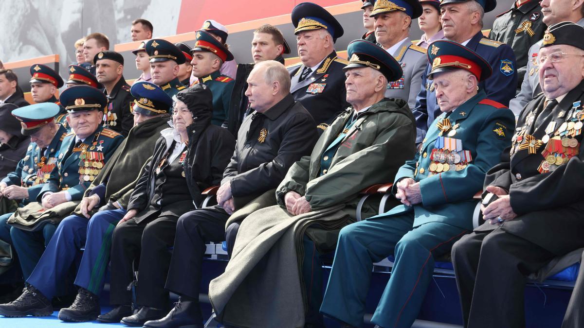 El presidente ruso, Vladimir Putin, observa el desfile militar del Día de la Victoria en la Plaza Roja en el centro de Moscú el 9 de mayo de 2022.