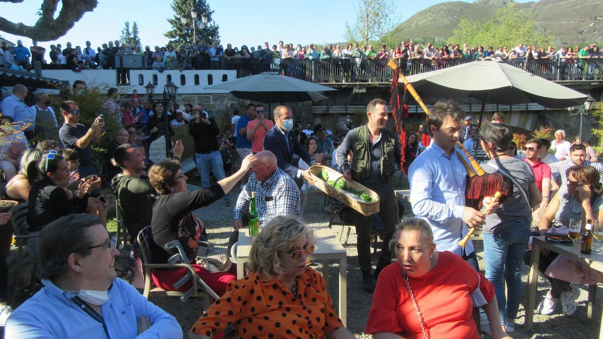 Ambiente festivo con la llegada del primer salmón pescado en el Sella a la puja de 2022, acompañado por el sonido de la gaita de Óscar Hernández.