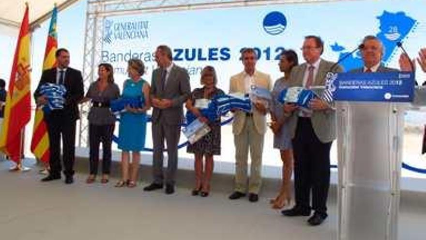 Fabra entrega las banderas azules a los cuatro municipios costeros de la comarca