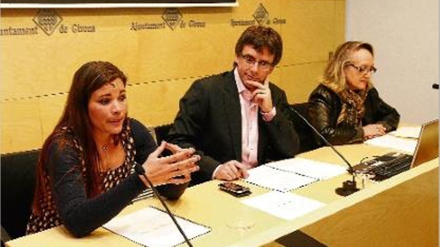 Saskia Welch-van Vuuren, explicant la part esportiva de la fira, al costat de Carles Puigdemont i Marta Plasencia.