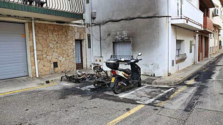 L&#039;Escala Cremen tres motos i el foc afecta un edifici