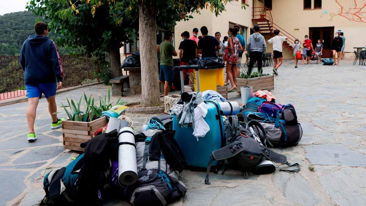 Jóvenes en una casa de colonias.