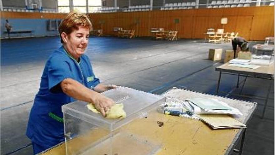 Personal de neteja, ahir condicionant un dels col·legis electorals, al pavelló de Santa Eugènia de Girona.